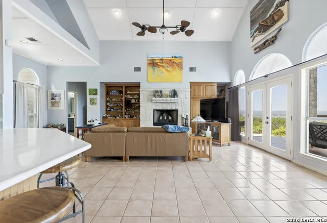 1114 Lakepark Dr Lakehills, TX 78063