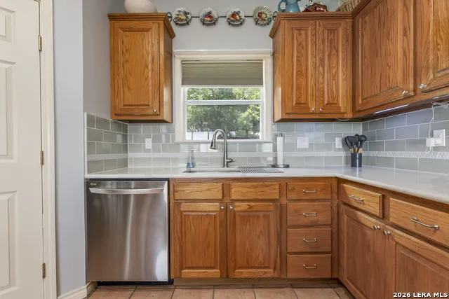 1114 Lakepark Dr Lakehills, TX 78063