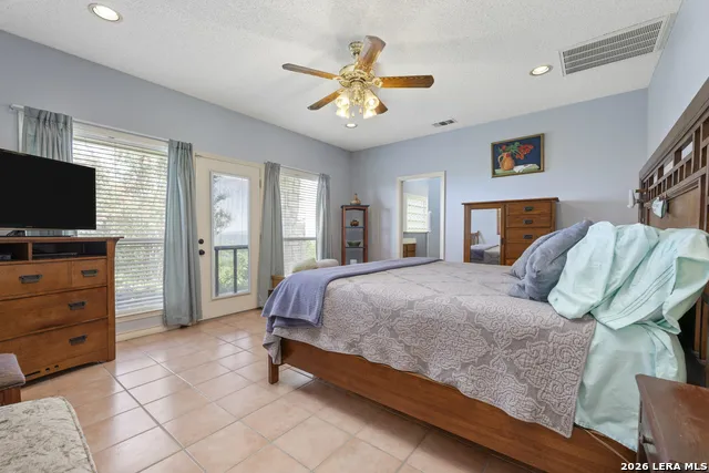 1114 Lakepark Dr Lakehills, TX 78063