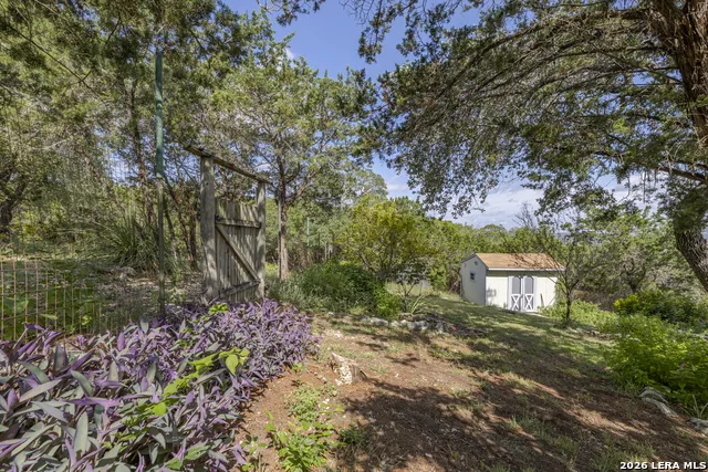 1114 Lakepark Dr Lakehills, TX 78063