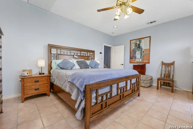 1114 Lakepark Dr Lakehills, TX 78063