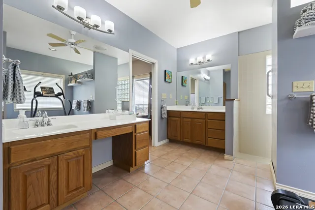 1114 Lakepark Dr Lakehills, TX 78063
