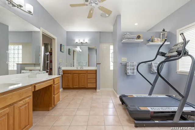 1114 Lakepark Dr Lakehills, TX 78063