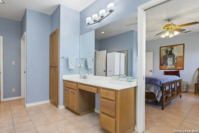 1114 Lakepark Dr Lakehills, TX 78063