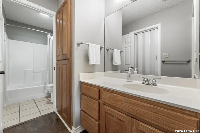 1114 Lakepark Dr Lakehills, TX 78063