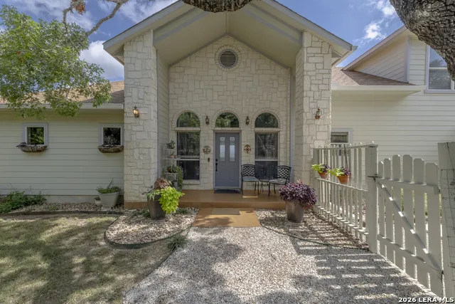 1114 Lakepark Dr Lakehills, TX 78063