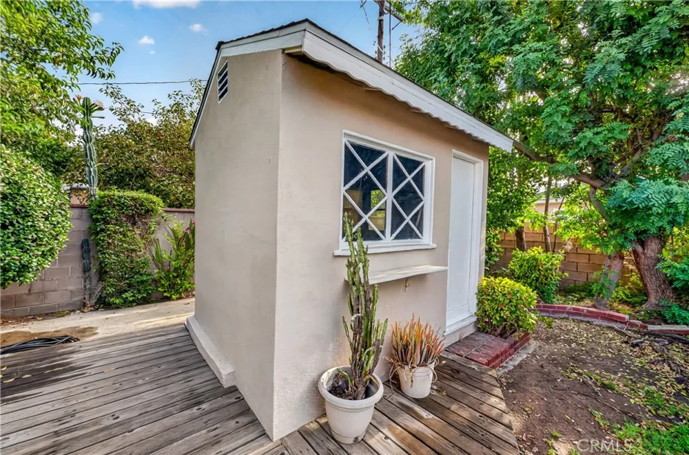6724 De Celis Place Lake Balboa, CA 91406
