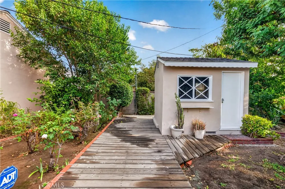 6724 De Celis Place Lake Balboa, CA 91406