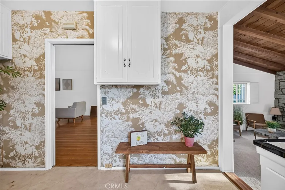 6724 De Celis Place Lake Balboa, CA 91406