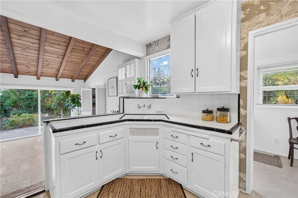 6724 De Celis Place Lake Balboa, CA 91406