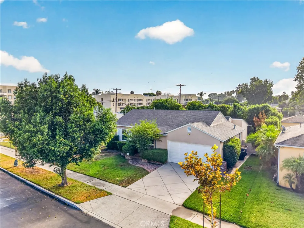 6724 De Celis Place Lake Balboa, CA 91406