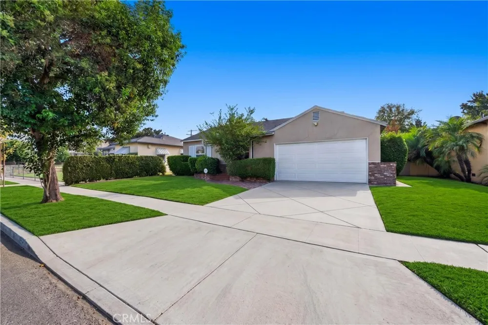 6724 De Celis Place Lake Balboa, CA 91406