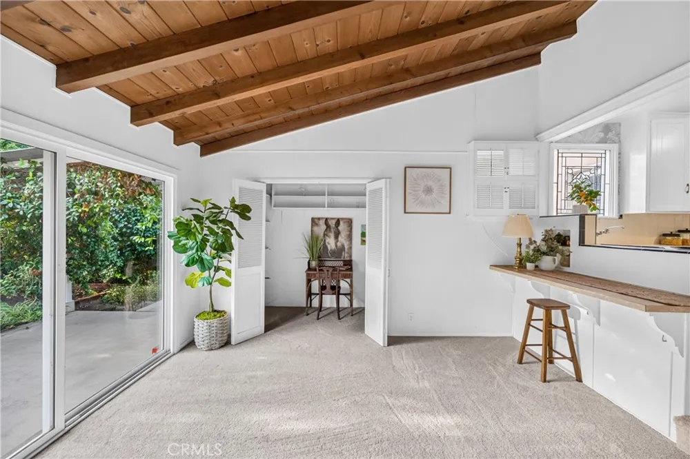 6724 De Celis Place Lake Balboa, CA 91406