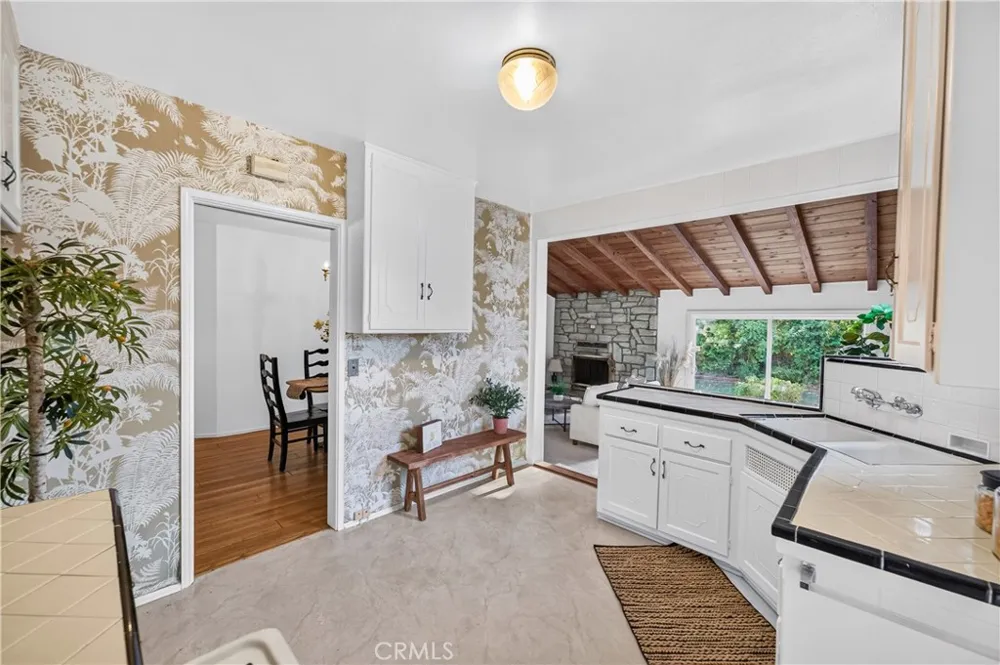 6724 De Celis Place Lake Balboa, CA 91406