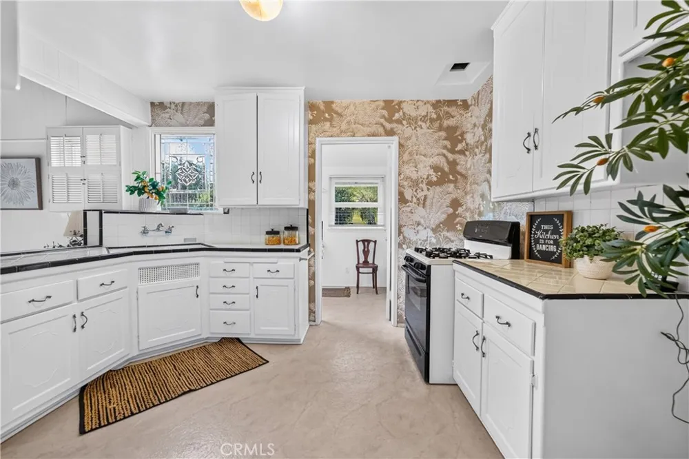 6724 De Celis Place Lake Balboa, CA 91406
