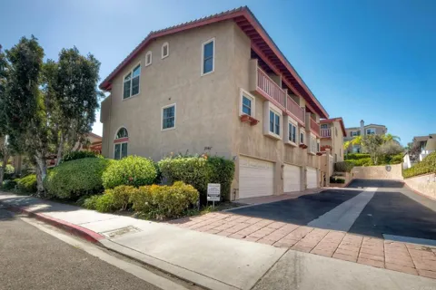 2569 Navarra Drive #C