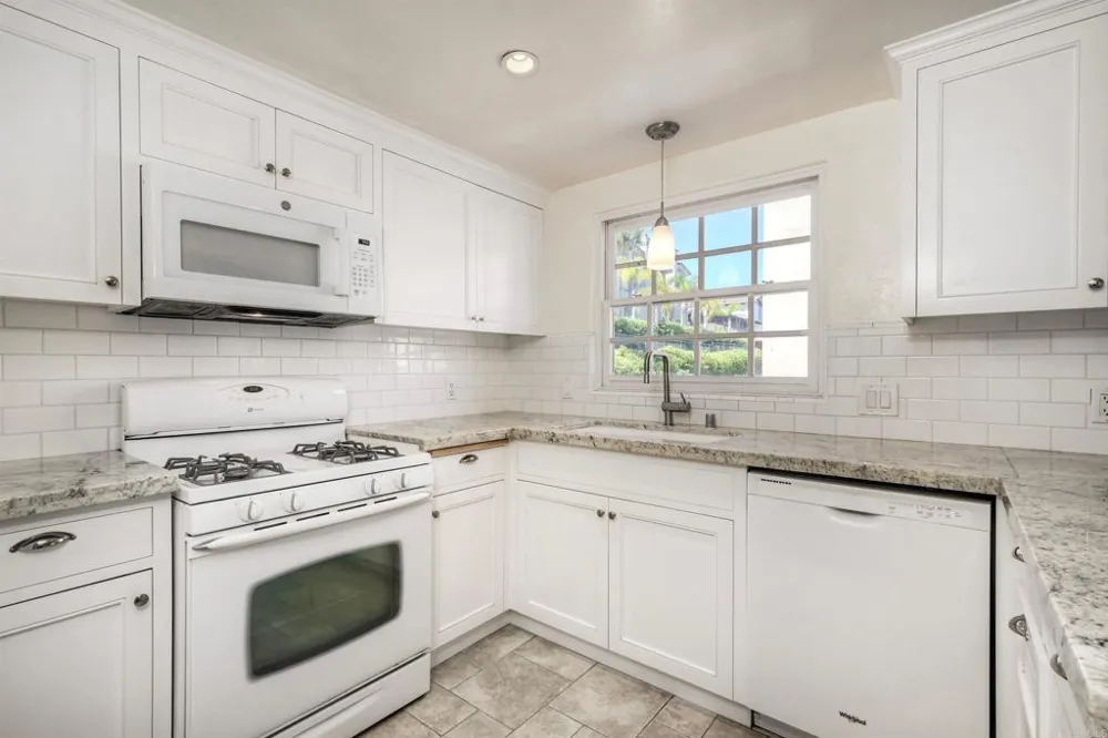 2569 Navarra Drive #C Carlsbad, CA 92009