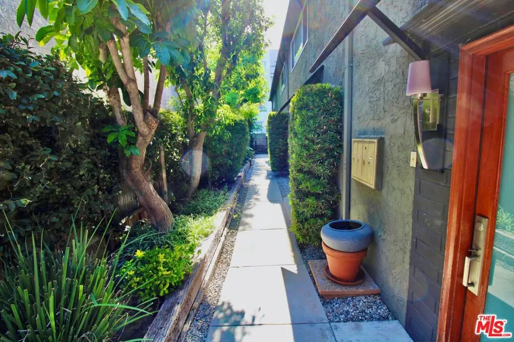 4443 Saugus Avenue #1 Sherman Oaks, CA 91403