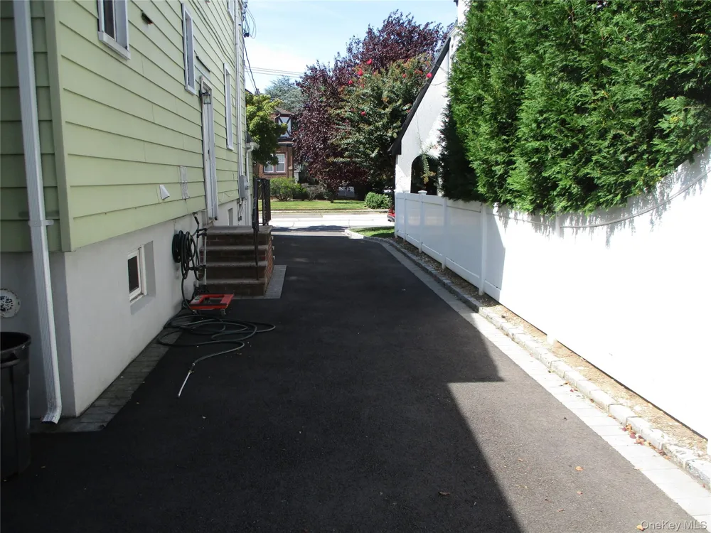 127 Gordon Valley Stream, NY 11581