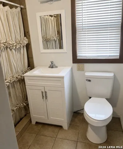 504 E Hondo Devine, TX 78016