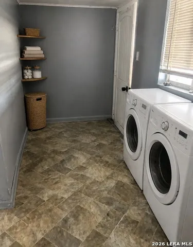 504 E Hondo Devine, TX 78016