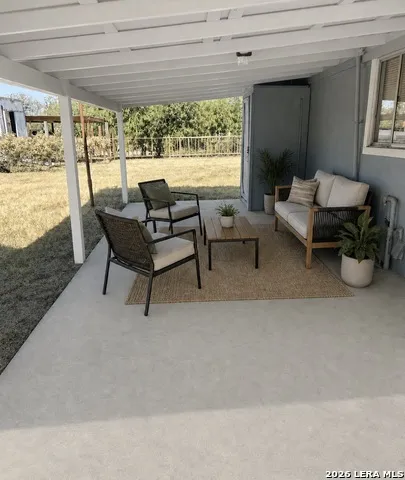 504 E Hondo Devine, TX 78016