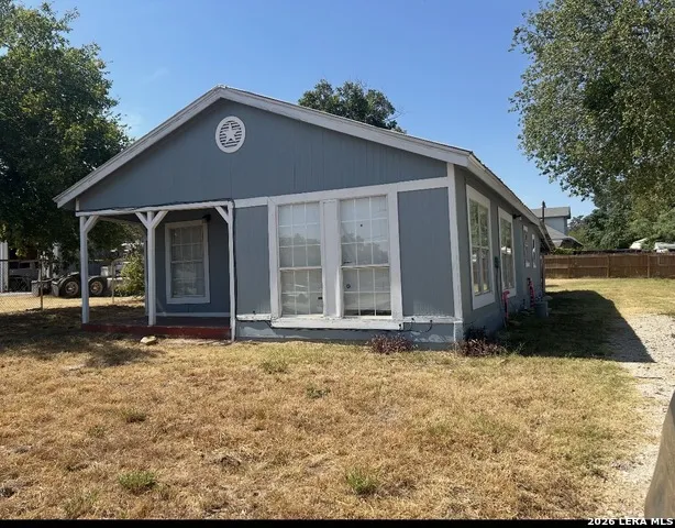 504 E Hondo Devine, TX 78016