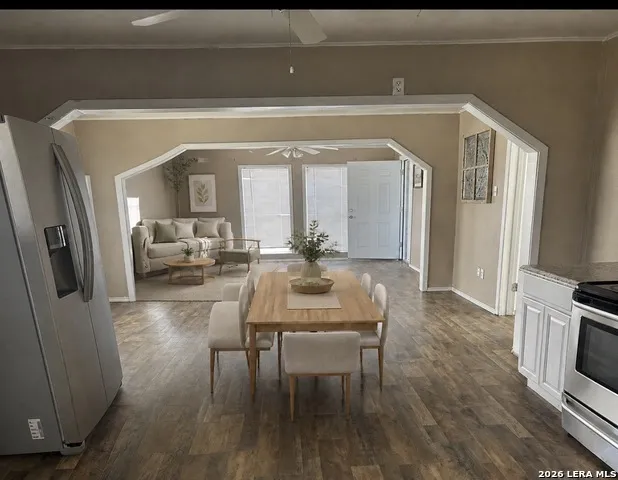 504 E Hondo Devine, TX 78016