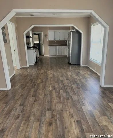504 E Hondo Devine, TX 78016