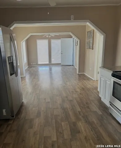504 E Hondo Devine, TX 78016