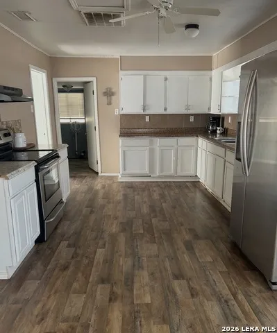 504 E Hondo Devine, TX 78016