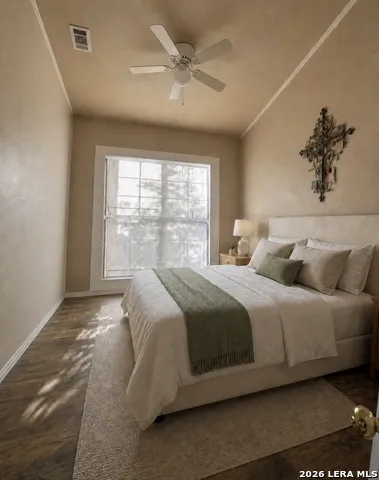 504 E Hondo Devine, TX 78016