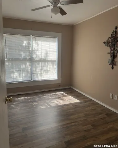 504 E Hondo Devine, TX 78016