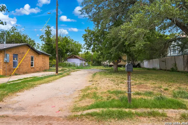 1117 PLUM ST Floresville, TX 78114