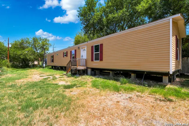 1117 PLUM ST Floresville, TX 78114