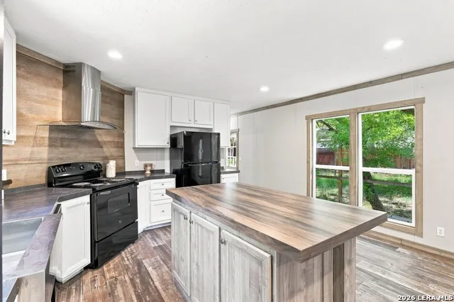 1117 PLUM ST Floresville, TX 78114