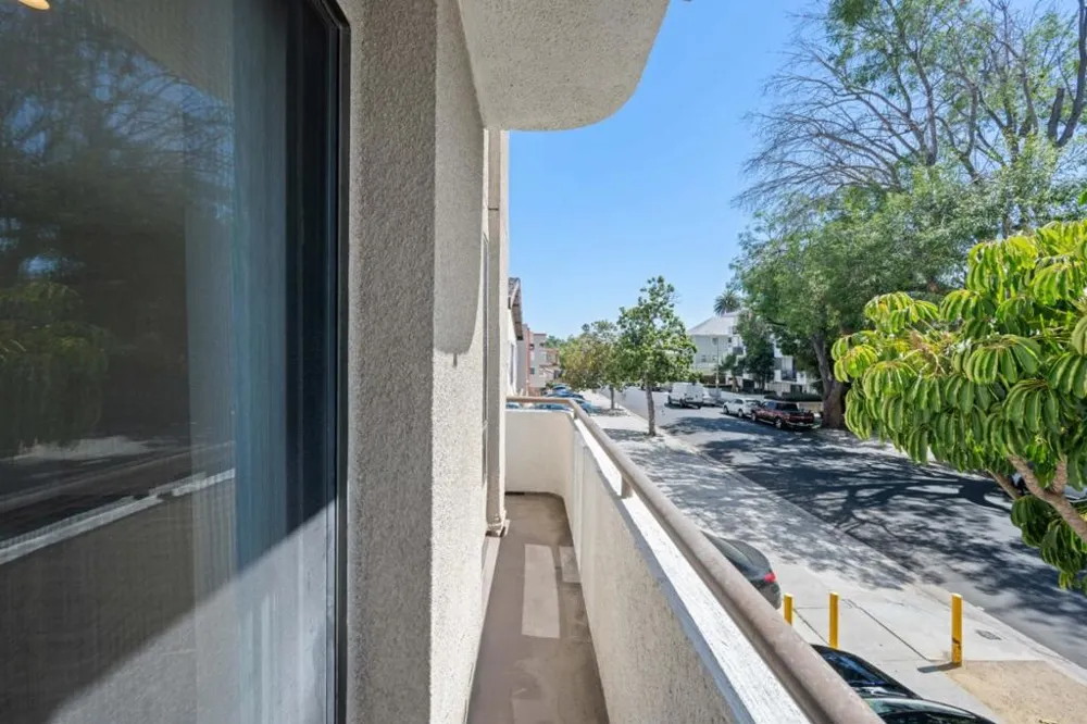 910 S Bedford Street #102 Los Angeles, CA 90035
