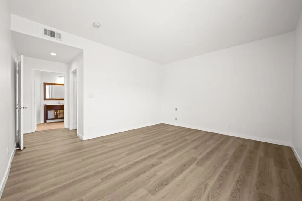 910 S Bedford Street #102 Los Angeles, CA 90035