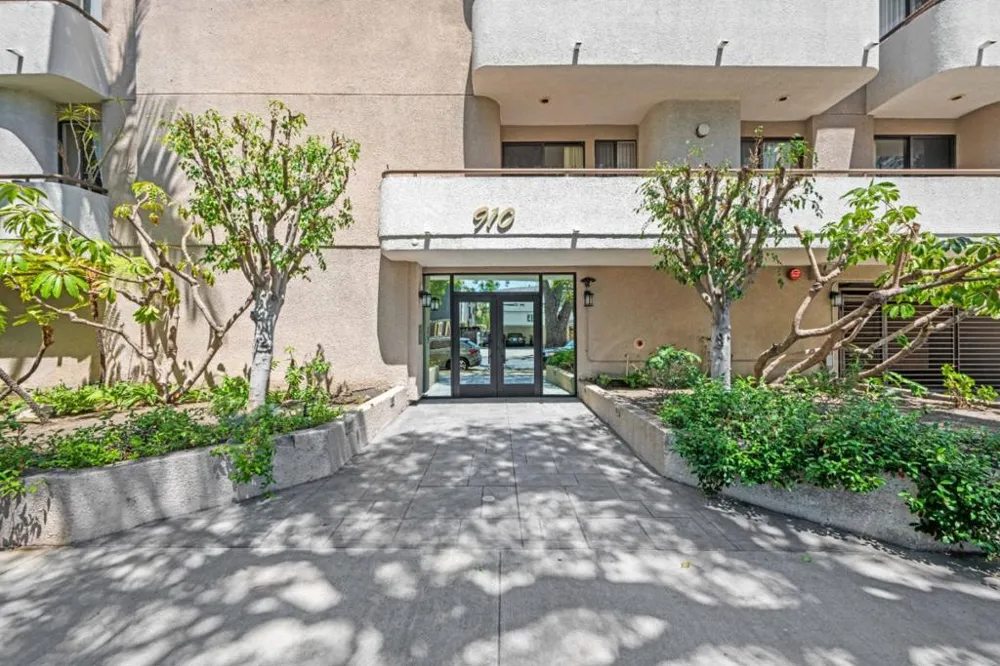 910 S Bedford Street #102 Los Angeles, CA 90035