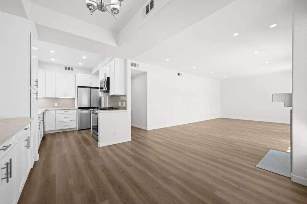 910 S Bedford Street #102 Los Angeles, CA 90035