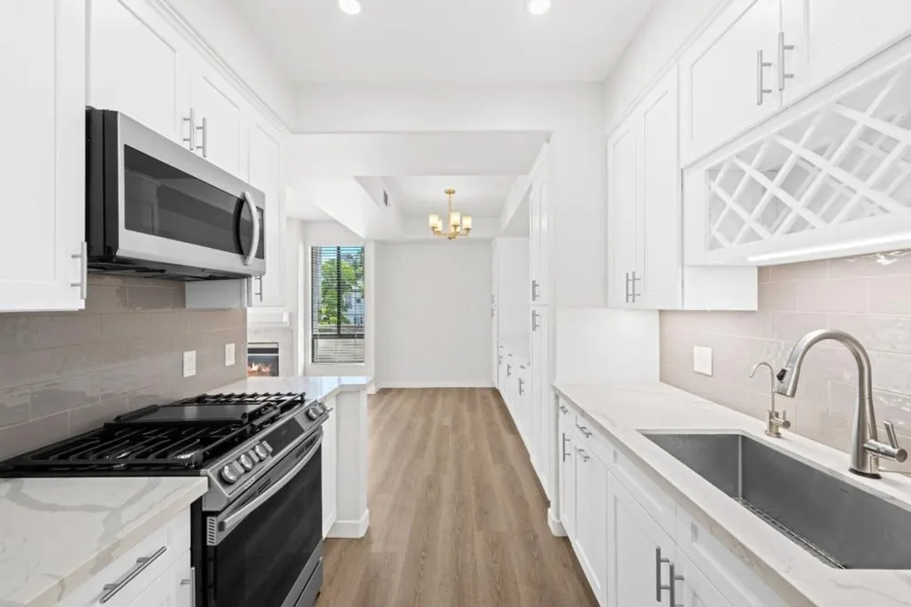 910 S Bedford Street #102 Los Angeles, CA 90035