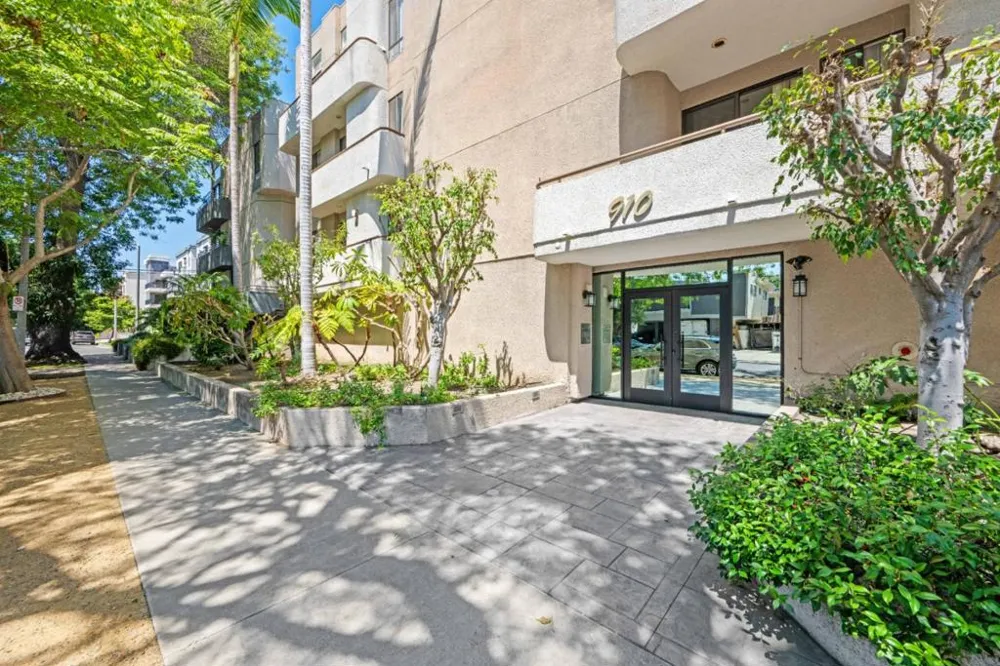 910 S Bedford Street #102 Los Angeles, CA 90035