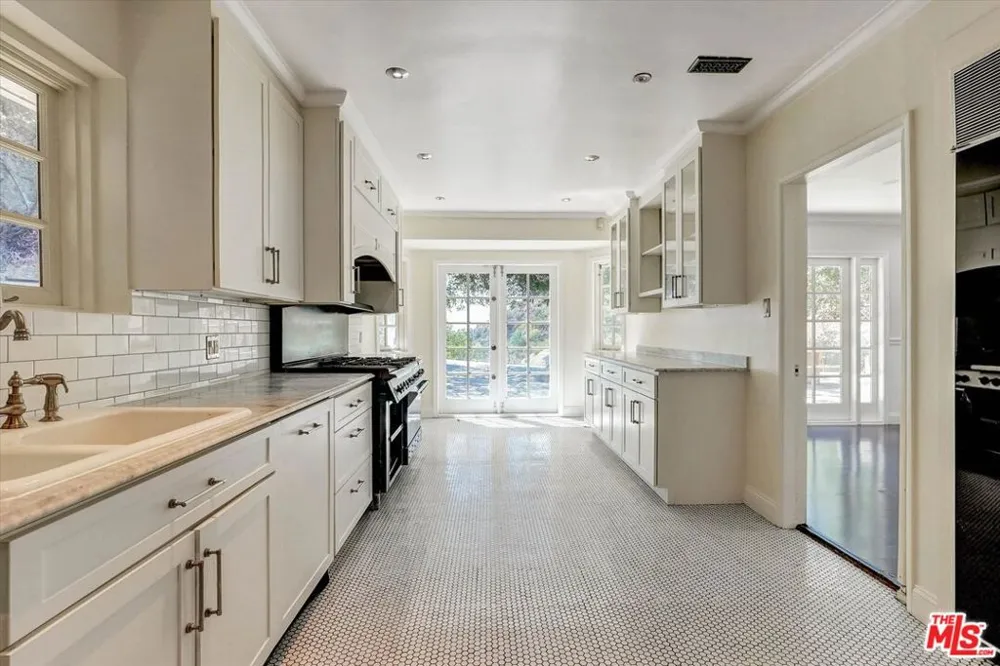 2200 Outpost Drive Los Angeles, CA 90068