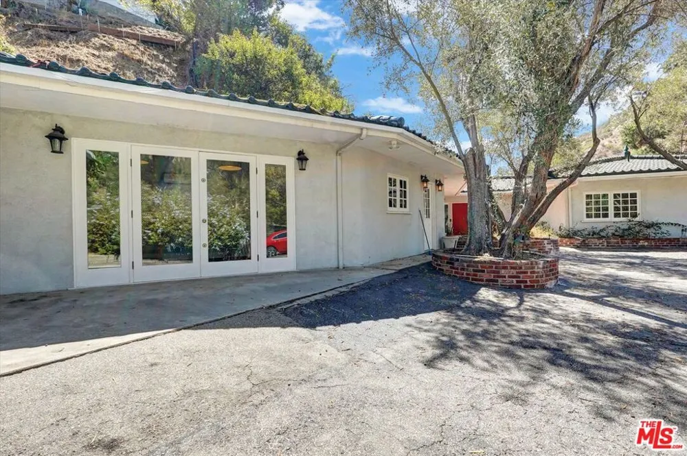 2200 Outpost Drive Los Angeles, CA 90068