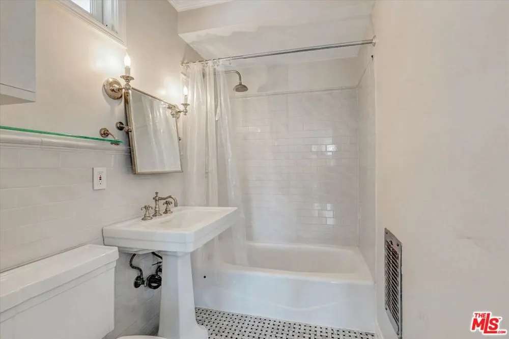 2200 Outpost Drive Los Angeles, CA 90068