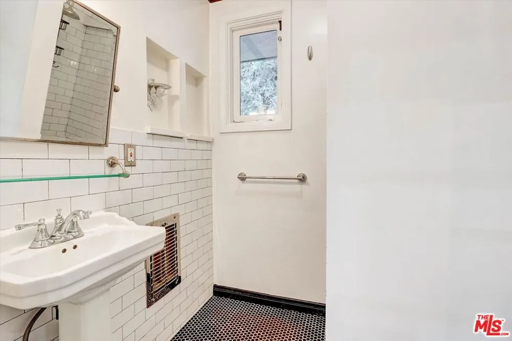 2200 Outpost Drive Los Angeles, CA 90068
