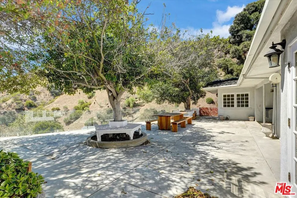 2200 Outpost Drive Los Angeles, CA 90068