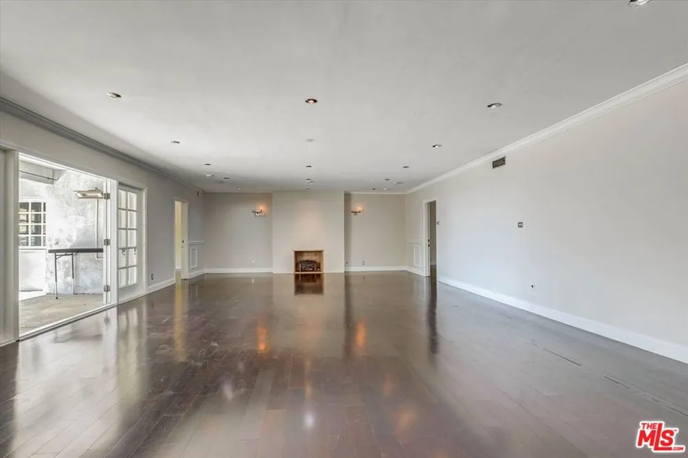 2200 Outpost Drive Los Angeles, CA 90068
