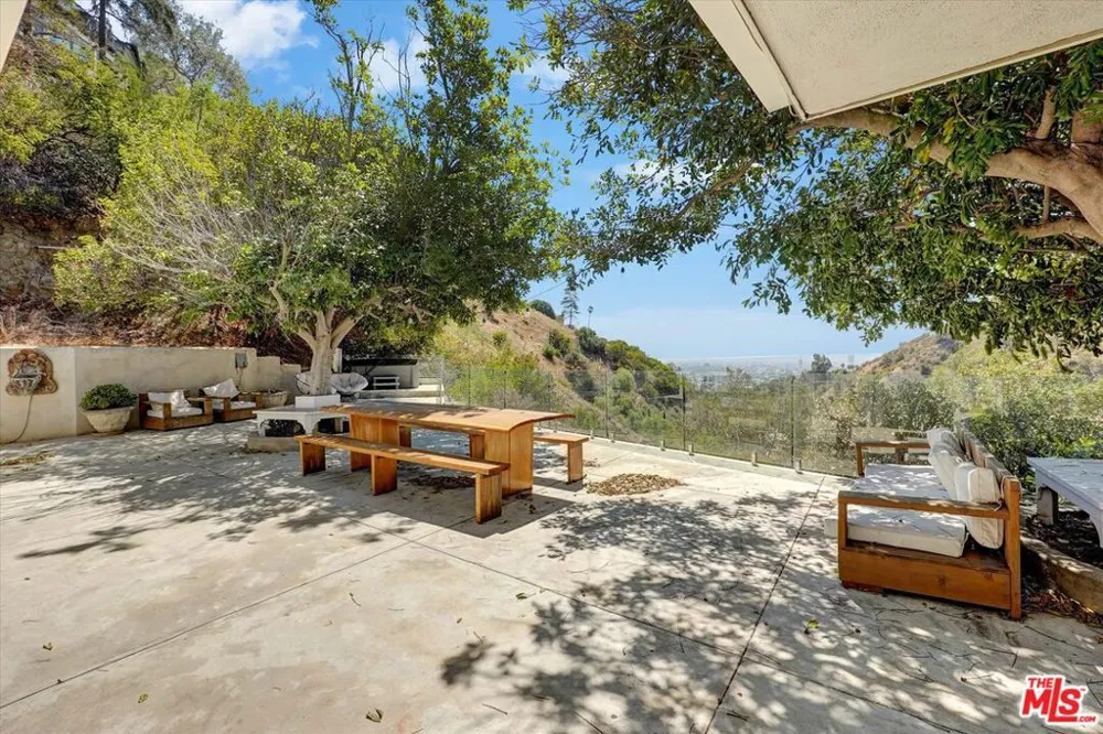 2200 Outpost Drive Los Angeles, CA 90068