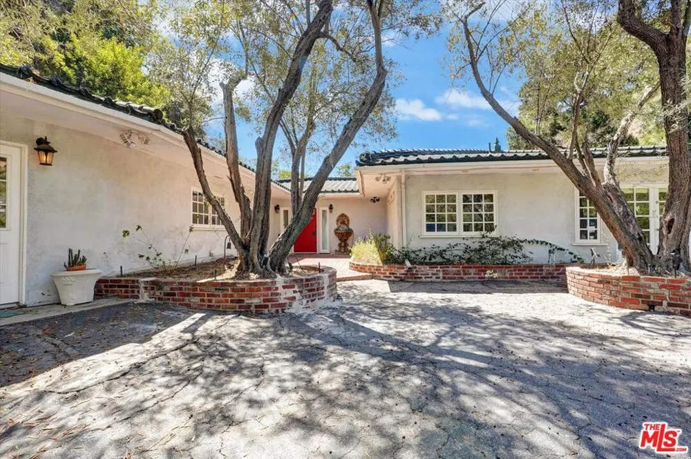 2200 Outpost Drive Los Angeles, CA 90068